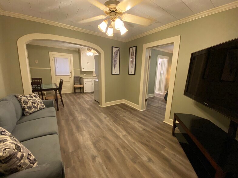 Building Photo - 203 Cirus St