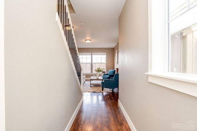 Building Photo - 3 Bedroom + Flex Space in Central Location - Close to Old Mill!