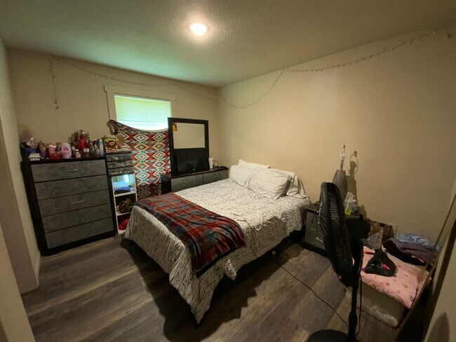 Building Photo - 3 Bedroom Home