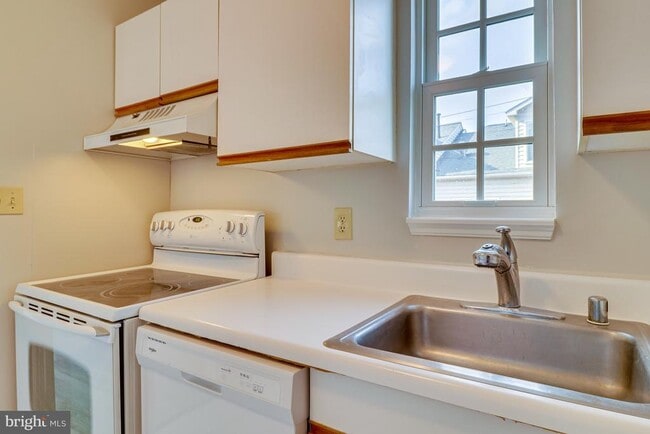 Building Photo - 1708 W Abingdon Dr