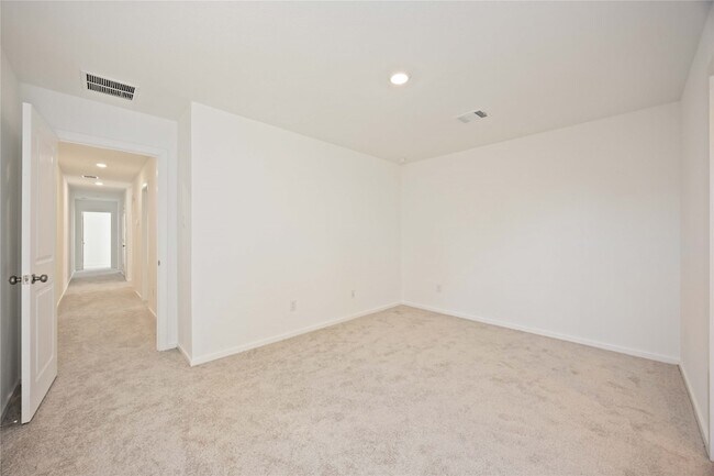 Building Photo - 905 Pertuso Ln