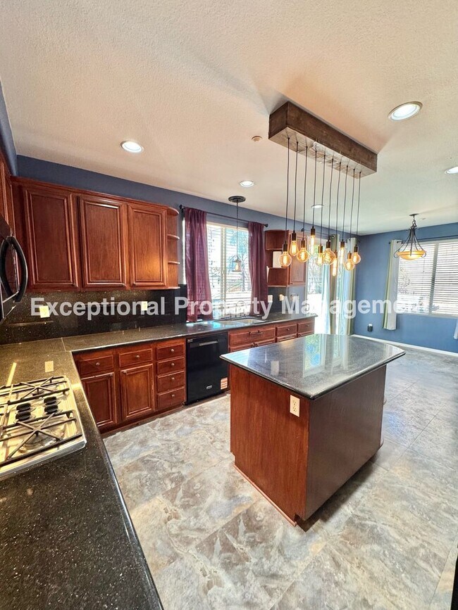 Building Photo - Ready to move in 4 bed 3 bath pool home
