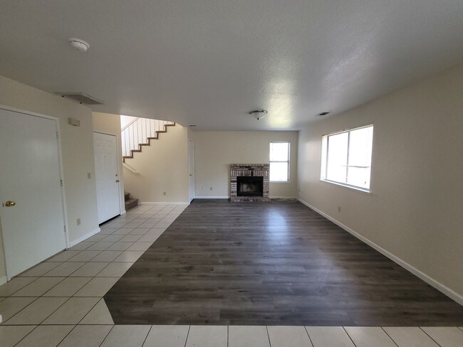Building Photo - Available Now!! Delightful 2 bedroom, 2.5 bath condo!!