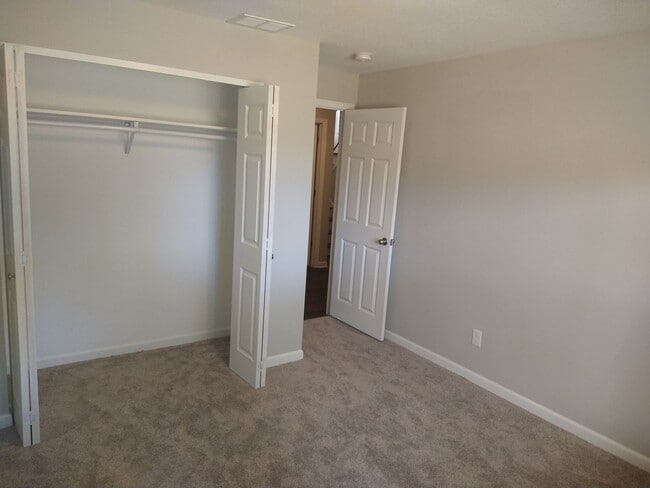 Building Photo - Cozy 3 Bed 1 & 3/4 Bath Townhome