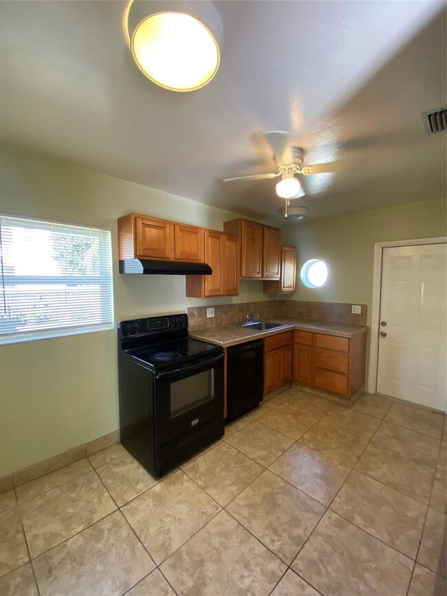 Building Photo - 1655 Hayes St