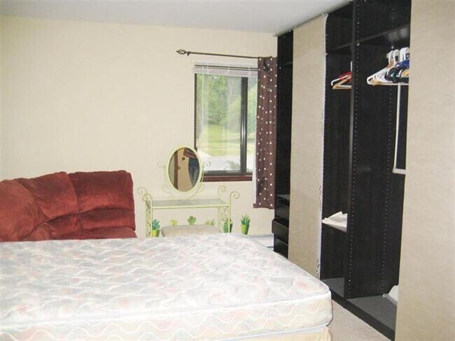Building Photo - Spacious 2 bed 1 bathroom Condominium