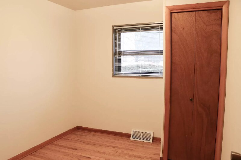 Building Photo - 425 N Hillsdale Dr