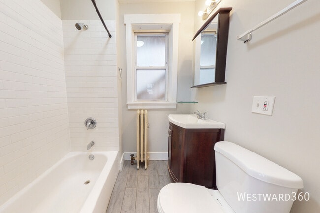 Building Photo - 1662.5 W Farwell Ave