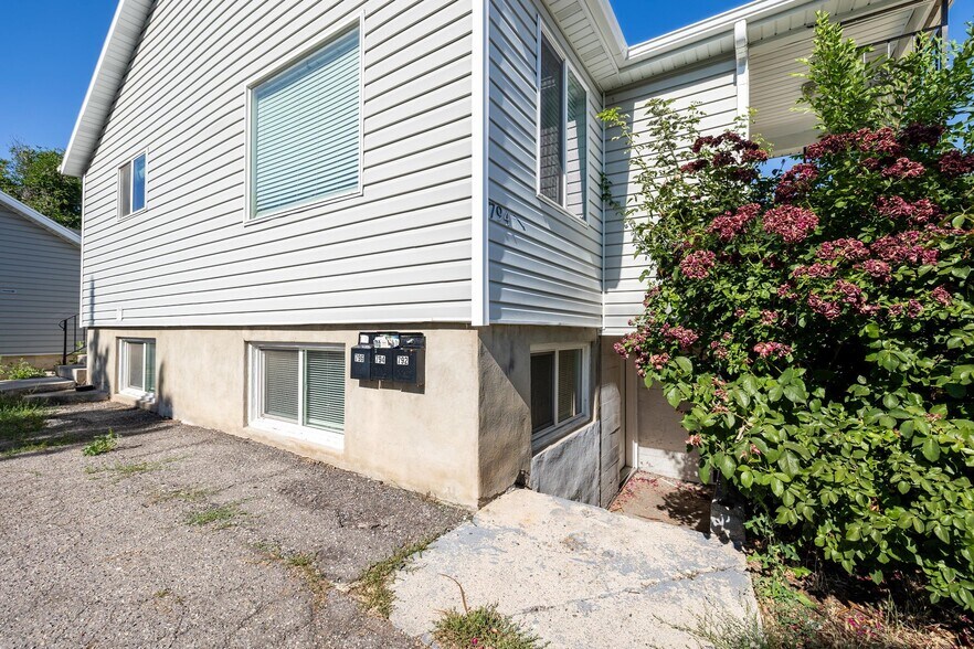 Building Photo - 792 500 N