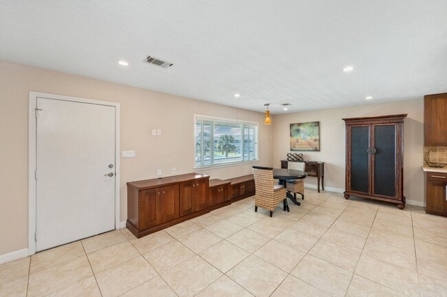 Building Photo - Gorgeous Water Views!