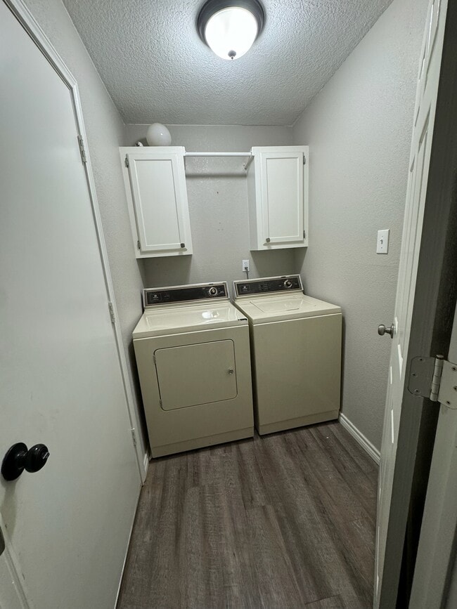 Building Photo - 304 N Essex Dr