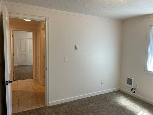 Building Photo - 1274 E Santiam St
