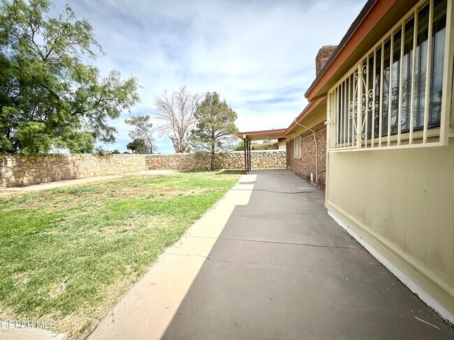 Building Photo - 1817 Hugh Royer Pl