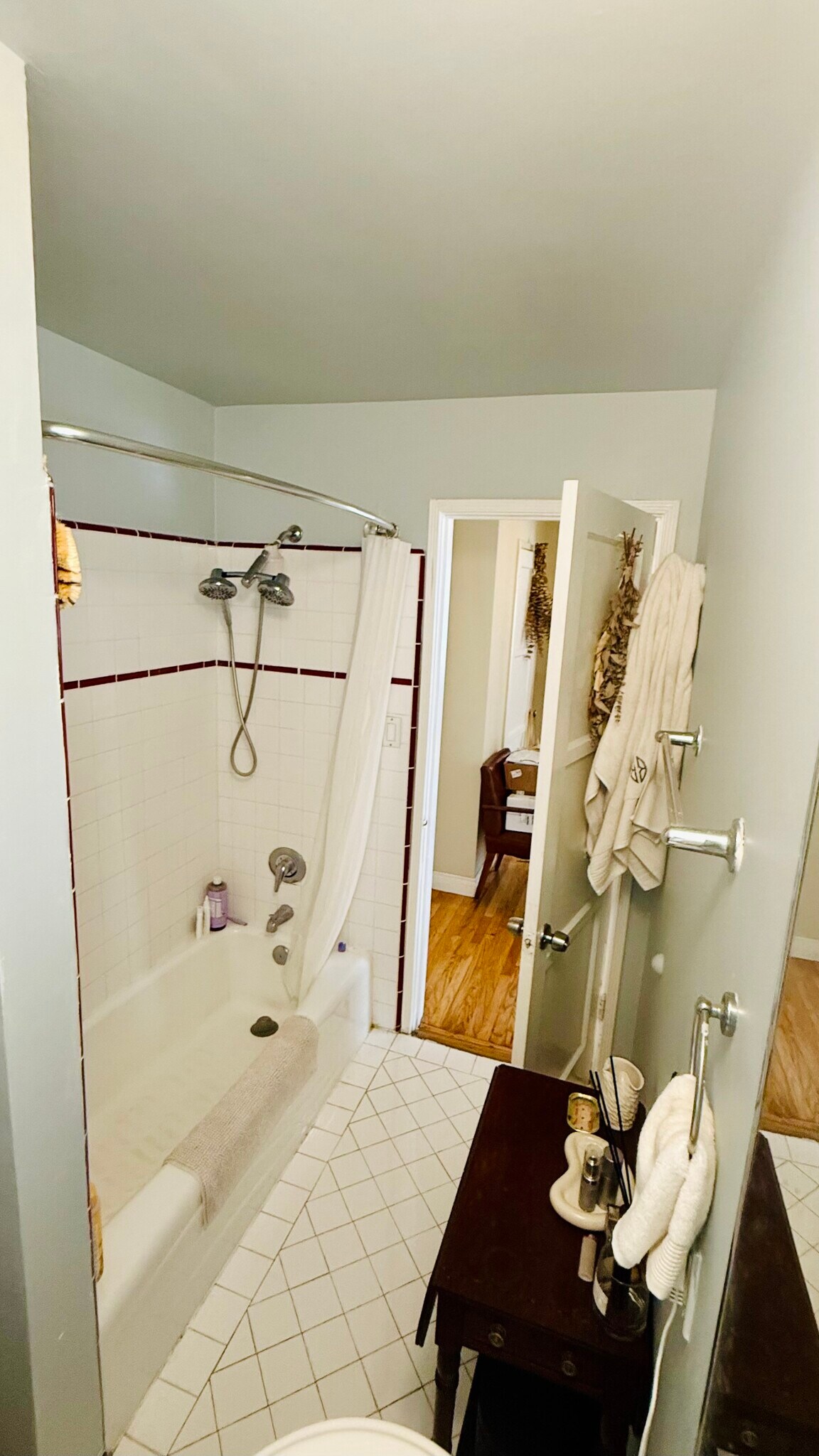 Building Photo - 941 Robinson St