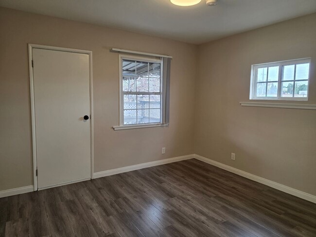 Building Photo - Stunning 2-bedroom 2nd floor apartment with garage parking!