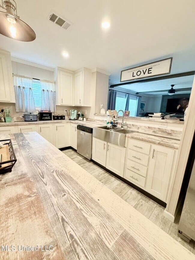 Building Photo - Spacious 5-Bedroom Home on Half an Acre