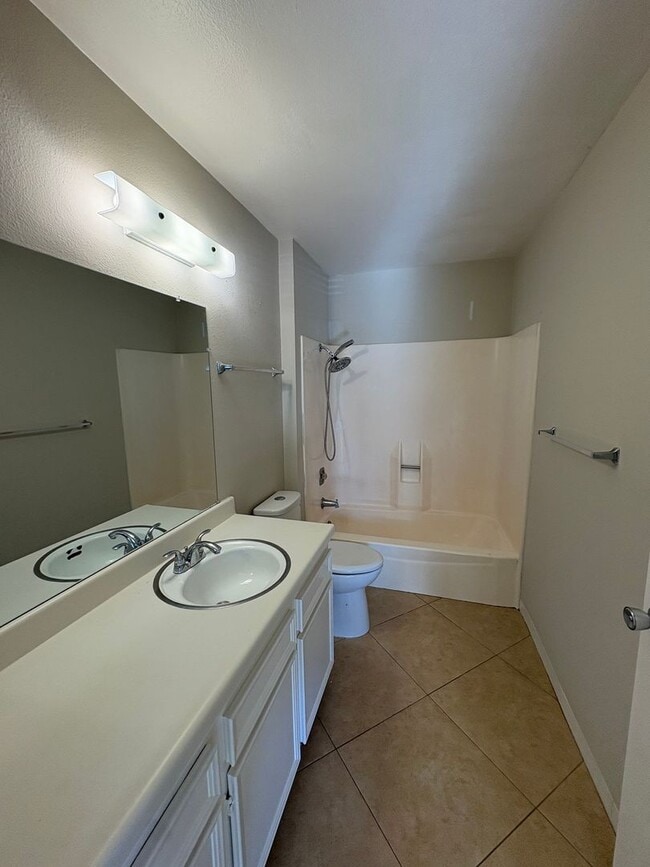 Building Photo - Huge 3 Bedroom 2 Bathroom in Resort Style Community in Mission Valley