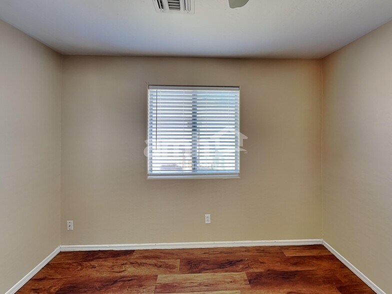 Building Photo - 7024 W Rose Ln