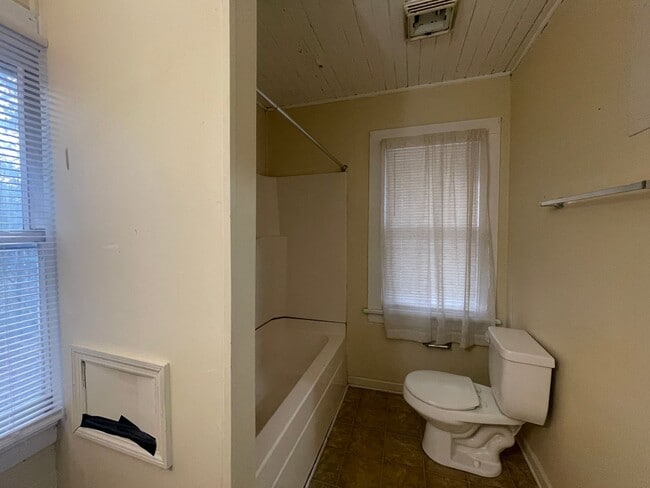 Building Photo - 2 Bed, 1 Bath House