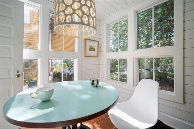 Building Photo - 237 Coming St