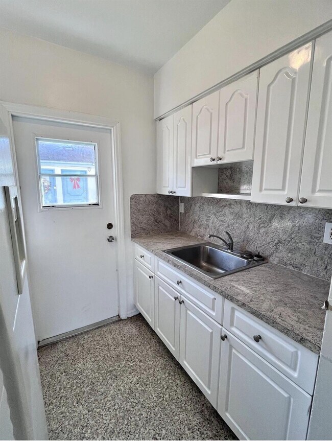 Building Photo - 1126 Sesame St