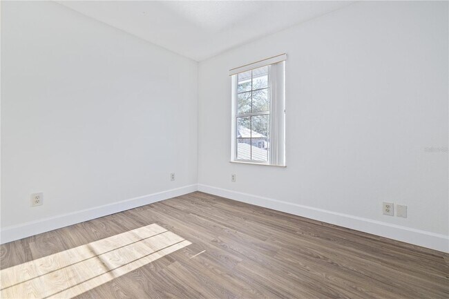 Building Photo - 113 W Gladys St