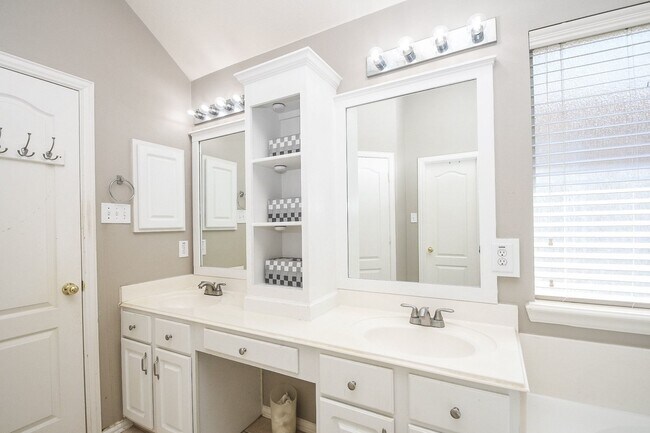 Building Photo - 5823 Knollwood Tr