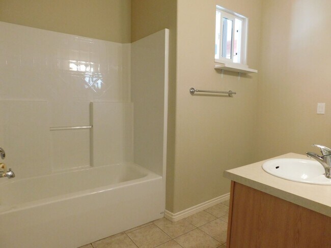Building Photo - Spacious 2-Bed in Fountain Greens!