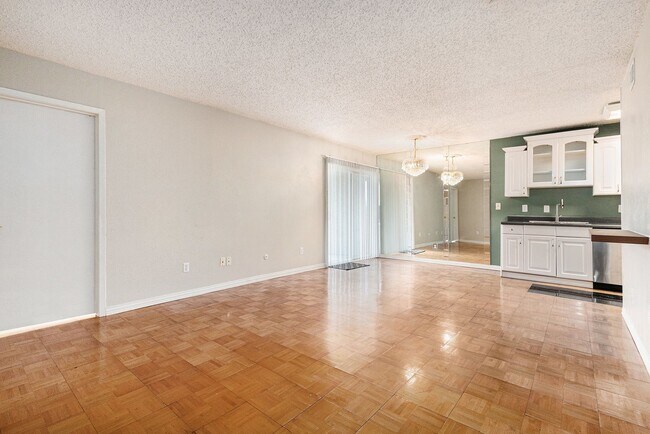 Building Photo - Experience comfortable city living in this...