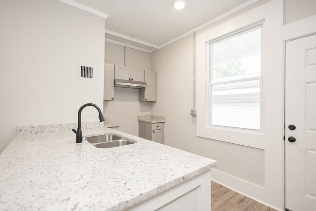 Building Photo - 725 W Poplar St