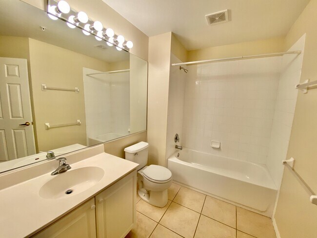 Building Photo - 860 Hampton Cir