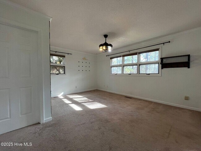 Building Photo - 7 Ash Ct