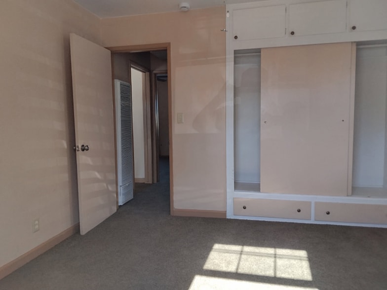 Building Photo - 305 W Ave J 10