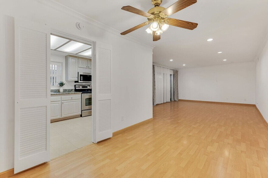 Building Photo - 4950 Louise Ave