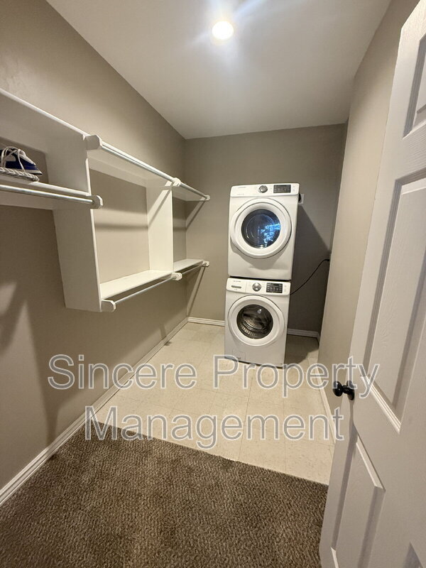 Building Photo - 2225 N Gatewood Ave