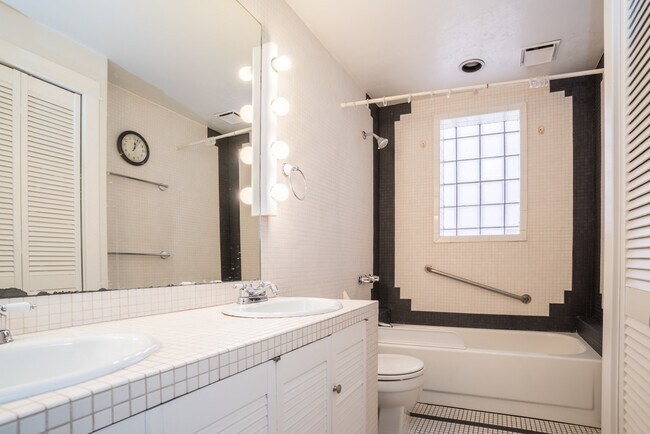 Building Photo - $0 DEPOSIT OPTION. CHARMING BUNGALOW WITH MODERN UPGRADES AND PRIME DENVER LOCATION!