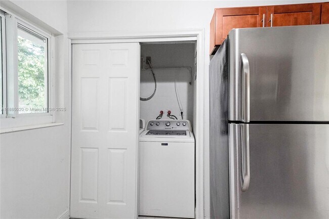 Building Photo - 849 SW 9th Ct