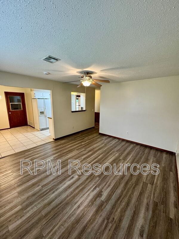Building Photo - 7625 S Sherwood Ave