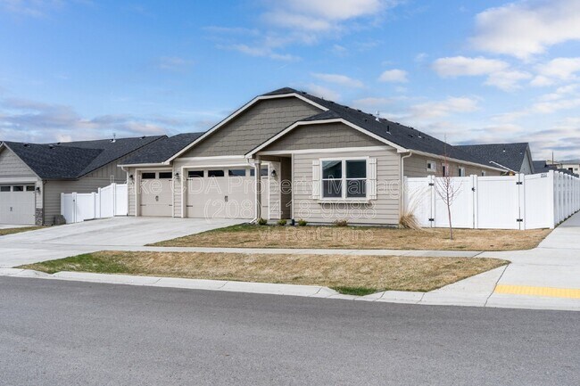 Building Photo - 5673 W Rockingham Dr