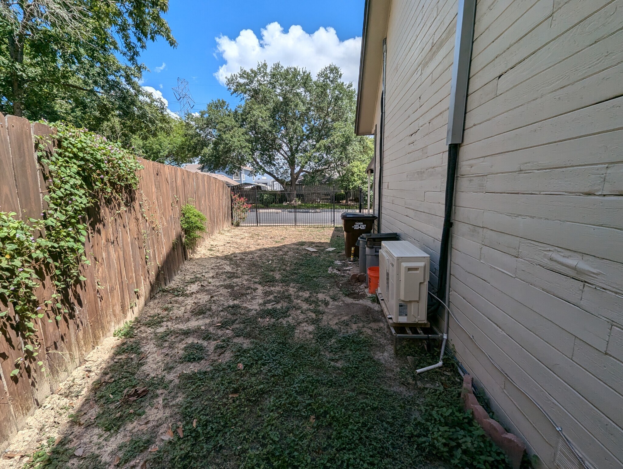 Building Photo - 7017 Jefferson Ridge Dr