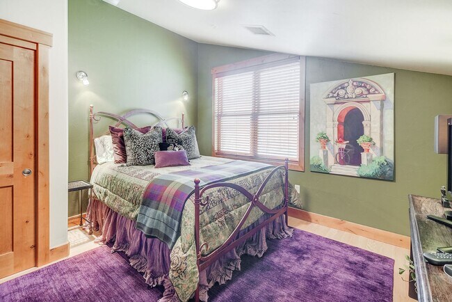 Building Photo - Downtown Frisco! Tons of space, amazing lo...