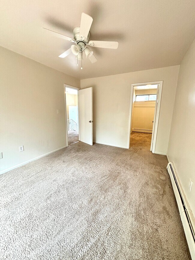 Building Photo - 150 Huronview Ct