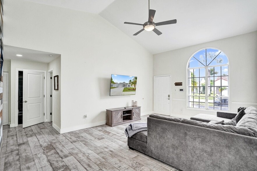 Building Photo - 8467 Dynasty Dr