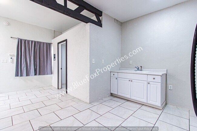 Building Photo - 204 W Sahuaro St