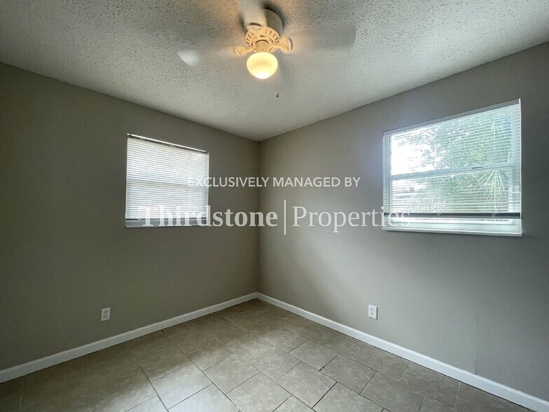 Building Photo - 7007 Red Robin Dr