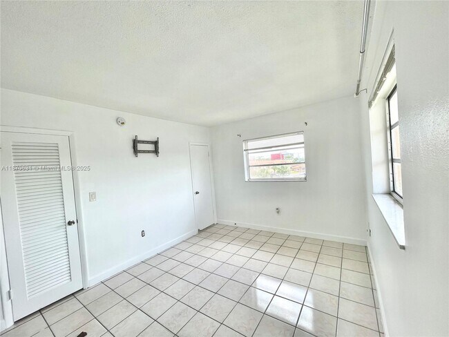 Building Photo - 110 Royal Palm Rd