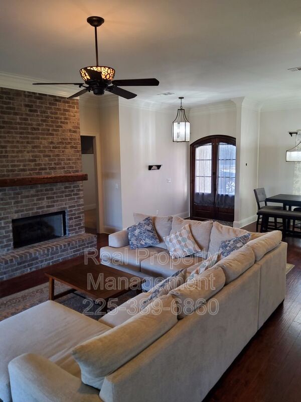 Building Photo - 10950 Hillpark Ave