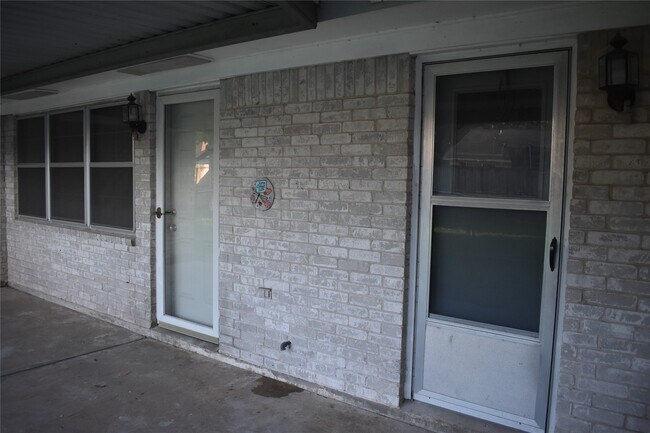 Building Photo - 3110 Springhill Dr