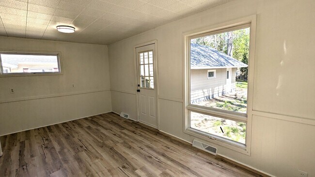 Building Photo - 1874 Manor Dr