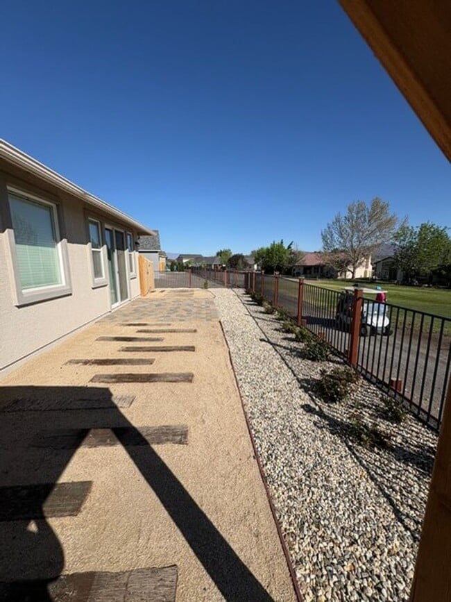 Building Photo - Spacious Four Bedroom off the Golf Course in Fernley